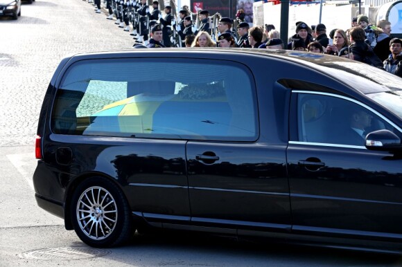Le cercueil de la princesse Lilian couvert du drapeau suédois lors de ses funérailles, le 16 mars 2013 à Stockholm