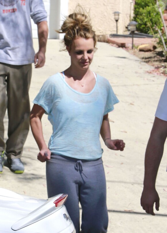 Britney Spears et son nouveau petit ami, David Lucado, rendant visite à des amis à Los Angeles le 16 mars 2013.