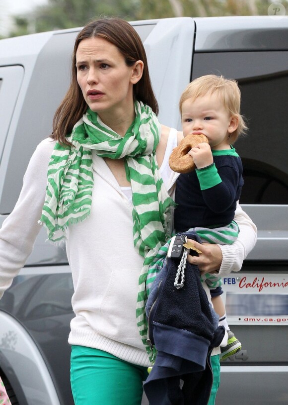 Jennifer Garner et ses enfants Violet, Seraphina et Samuel font des courses pour la Saint Patrick, le 17 mars 2013 à Brentwood - Jennifer et Samuel s'étaient bien sûr habillés en vert pour l'occasion