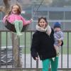 Jennifer Garner et Ben Affleck ont emmené leurs trois enfants au parc à Brentwood, le 17 mars 2013 - Tout le monde est vêtu aux couleurs de la Saint Patrick - Seraphina fait de la balançoire