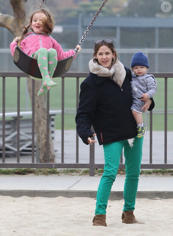 Jennifer Garner et Ben Affleck ont emmené leurs trois enfants au parc à Brentwood, le 17 mars 2013 - Tout le monde est vêtu aux couleurs de la Saint Patrick - Seraphina fait de la balançoire
