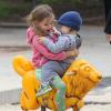 Jennifer Garner et Ben Affleck ont emmené leurs trois enfants au parc à Brentwood, le 17 mars 2013 - Tout le monde est vêtu aux couleurs de la Saint Patrick - Seraphina et Samuel s'amusent au parc