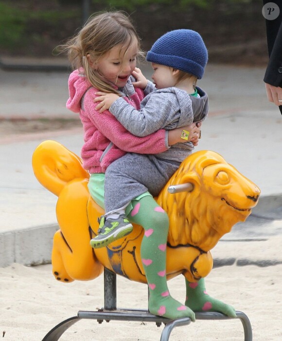 Jennifer Garner et Ben Affleck ont emmené leurs trois enfants au parc à Brentwood, le 17 mars 2013 - Tout le monde est vêtu aux couleurs de la Saint Patrick - Seraphina et Samuel s'amusent au parc