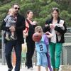Jennifer Garner et Ben Affleck ont emmené leurs trois enfants au parc à Brentwood, le 17 mars 2013 - Tout la famille est vêtue aux couleurs de la Saint Patrick
