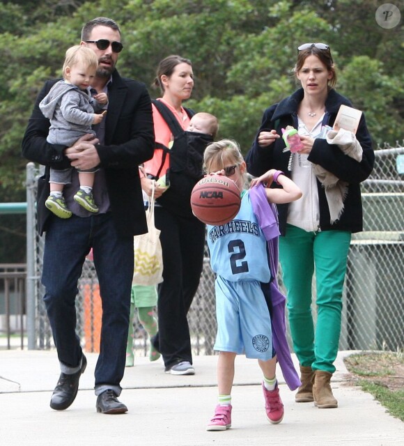 Jennifer Garner et Ben Affleck ont emmené leurs trois enfants au parc à Brentwood, le 17 mars 2013 - Tout la famille est vêtue aux couleurs de la Saint Patrick