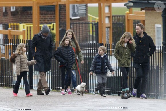 Exclu - Le chanteur Tim McGraw et Chris Martin sont allés dans un parc à Londres avec leurs enfants, le 17 mars 2013.