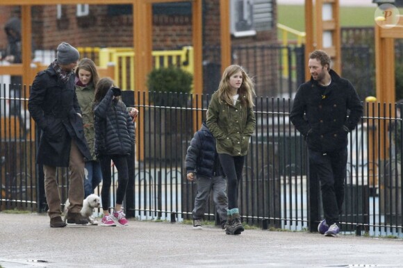 Exclu - Tim McGraw et Chris Martin se sont rendus dans un parc à Hampstead Heath à Londres avec leurs enfants respectifs, le 17 mars 2013.