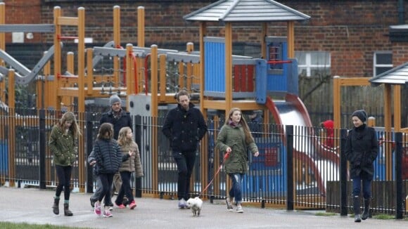 Chris Martin : Virée avec ses enfants et Faith Hill sous la grisaille de Londres