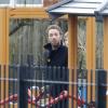 Exclu -  Chris Martin dans un parc à Hampstead Heath à Londres avec ses enfants, le 17 mars 2013.