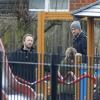 Exclu - Tim McGraw et Chris Martin avec leurs enfants respectifs dans un parc à Hampstead Heath à Londres, le 17 mars 2013.