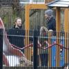 Exclu - Tim McGraw et Chris Martin avec leurs enfants respectifs dans un parc à Hampstead Heath à Londres, le 17 mars 2013.