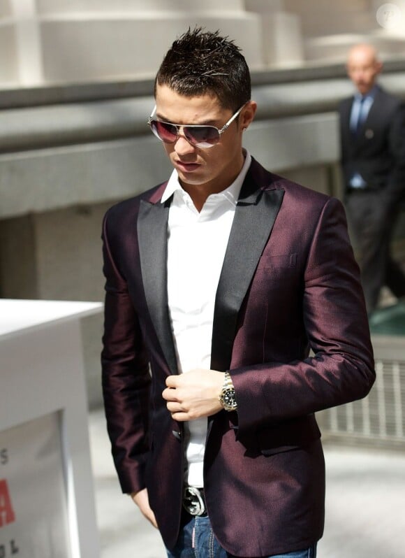 Cristiano Ronaldo, heureux de recevoir le prix Di Stefano qui récompense le meilleur joueur de la saison passée du championnat espagnol lors des Trofeos Marca qui se déroulaient au palais de Cibeles à Madrid le 18 mars 2013