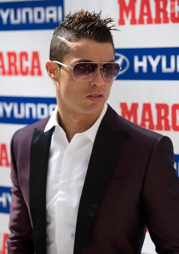 Cristiano Ronaldo, pensif au moment de recevoir le prix Di Stefano qui récompense le meilleur joueur de la saison passée du championnat espagnol lors des Trofeos Marca qui se déroulaient au palais de Cibeles à Madrid le 18 mars 2013