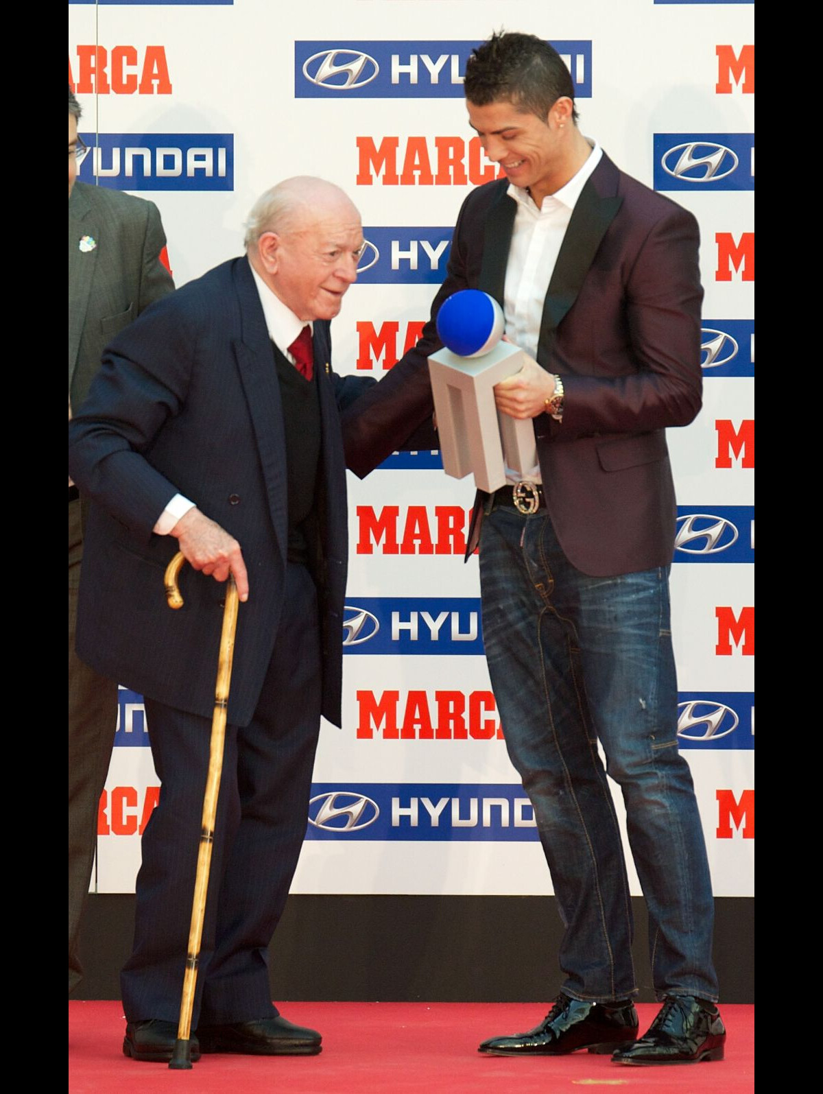 Vidéo Cristiano Ronaldo a reçu le prix Di Stefano, remis par Alfredo