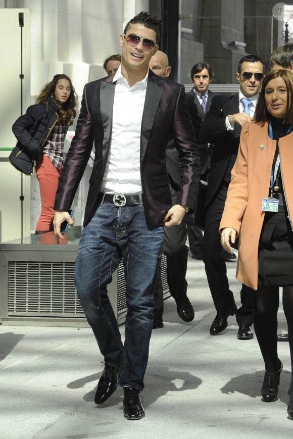 Cristiano Ronaldo avait fait un effort vestimentaire pour recevoir le prix Di Stefano qui récompense le meilleur joueur de la saison passée du championnat espagnol lors des Trofeos Marca qui se déroulaient au palais de Cibeles à Madrid le 18 mars 2013