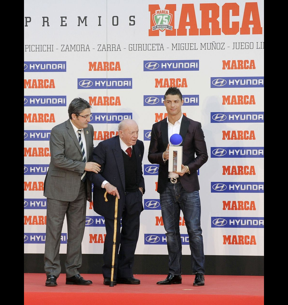 Photo Cristiano Ronaldo a reçu le prix Di Stefano, remis par Alfredo