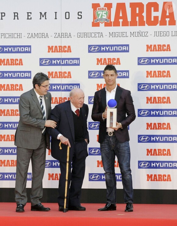 Cristiano Ronaldo a reçu le prix Di Stefano, remis par Alfredo Di Stefano, qui récompense le meilleur joueur de la saison passée du championnat espagnol lors des Trofeos Marca qui se déroulaient au palais de Cibeles à Madrid le 18 mars 2013