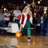 Chaud devant ! La princesse Maxima et le prince Willem-Alexander des Pays-Bas en pleine partie au Bison Bowling Club d'Utrecht avec des sans-abri et des bénévoles du foyer Catherijn, le 15 mars 2013 dans le cadre de la Journée annuelle du bénévolat soutenue par le Fonds Oranje (NL Doet).