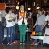 La princesse Maxima et le prince Willem-Alexander des Pays-Bas en pleine partie au Bison Bowling Club d'Utrecht avec des sans-abri et des bénévoles du foyer Catherijn, le 15 mars 2013 dans le cadre de la Journée annuelle du bénévolat soutenue par le Fonds Oranje (NL Doet).