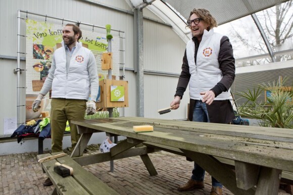 La princesse Margriet des Pays-Bas et ses fils Bernhard, Floris et Pieter-Christiaan étaient à Dordrecht le 15 mars 2013, au centre Weizigt, pour la Journée du bénévolat (NL Doet) soutenue par le Fonds Oranje.