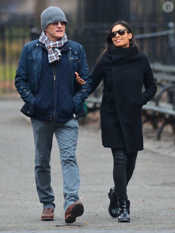 Rosario Dawson et le réalisateur anglais Danny Boyle se promènent à New York, le 17 janvier 2013.