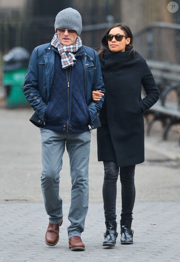 La belle Rosario Dawson et Danny Boyle se promènent à New York, le 17 janvier 2013.