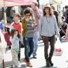 Sara Gilbert, accompagnée de sa petite amie Linda Perry, se promène avec ses enfants Levi et Sawyer à Studio City à Los Angeles, le 19 mars 2013.