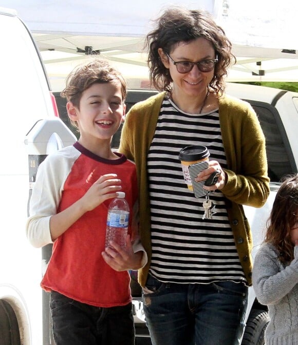 Sara Gilbert, accompagnée de sa chérie Linda Perry, se promène avec ses enfants Levi et Sawyer à Studio City à Los Angeles, le 19 mars 2013. l'actrice semble très complice avec ses enfants.
