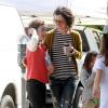 Sara Gilbert, accompagnée de sa petite amie Linda Perry, se promène avec ses enfants Levi et Sawyer à Studio City à Los Angeles, le 19 mars 2013.