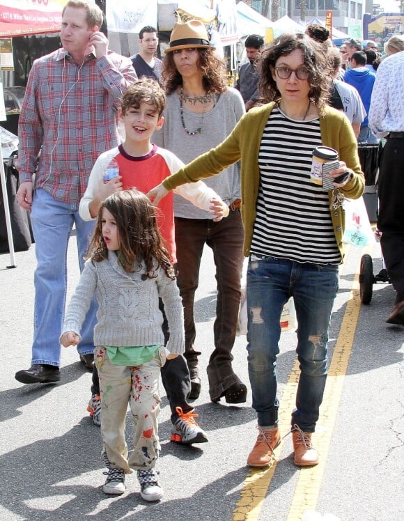 Sara Gilbert, accompagnée de sa petite amie Linda Perry, se promène avec ses adorables enfants Levi et Sawyer à Studio City à Los Angeles, le 19 mars 2013.