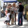 Sara Gilbert, accompagnée de sa petite amie Linda Perry, se promène avec ses enfants Levi et Sawyer à Studio City à Los Angeles, le 19 mars 2013.