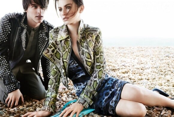 Tara Ferry et Tali Lennox (fille d'Annie Lennox) pour la campagne Burberry, printemps 2011. Quelques années plus tôt, en 2006, Isaac Ferry avait lui aussi posé pour la marque aux côtés de Kate Moss.