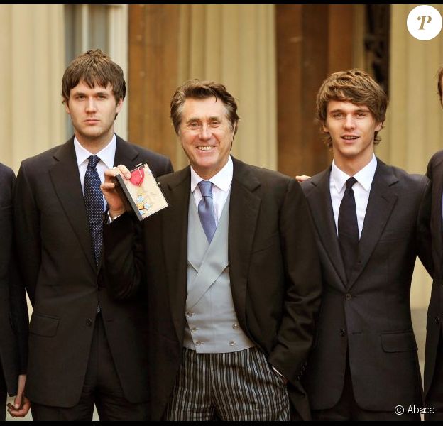 Bryan Ferry, entouré de ses fils Merlin, Isaac, Tara et Otis, à Buckingham Palace où il a reçut les insignes de commandeur de l'ordre de l'Empire britannique (Commander of the Most Excellent Order of the British Empire). À Londres, le 30 novembre 2011.
