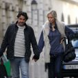 Adriana Karembeu avec son compagnon André Ohanian en amoureux dans les rues de Paris le 24 septembre 2012.
