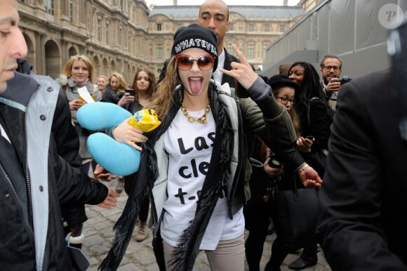 Cara Delevingne à l'issue du défilé Louis Vuitton à Paris, le 6 mars 2013.