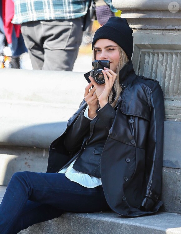 Cara Delevingne surprise en pleine séance photo pour la campagne automne-hiver 2013 de DKNY à New York, le 20 mars 2013.