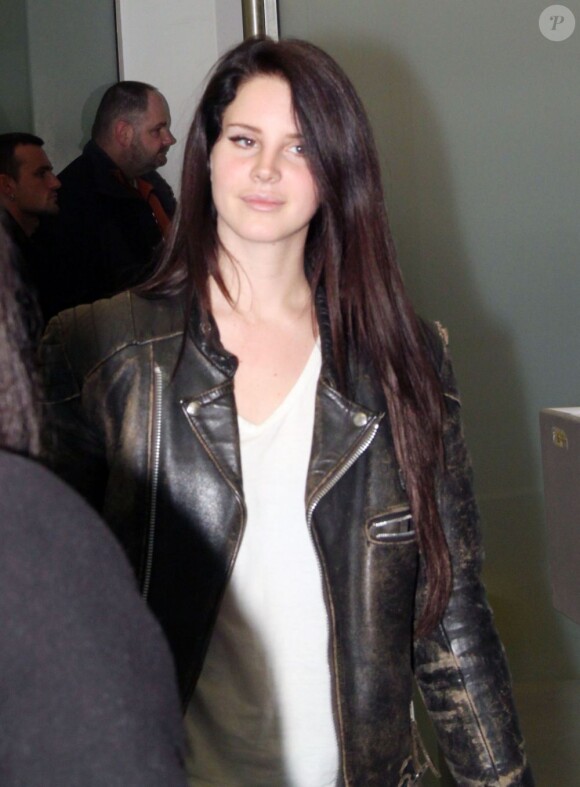La chanteuse Lana Del Rey arrive à l'aéroport de Tegel à Berlin afin d'assister au dîner de charité Music Helps qui s'est déroulé lors des Echo Awards 2013 à Berlin, le 20 mars 2013.