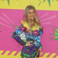 Fergie, enceinte et radieuse, assume enfin son baby bump aux Kids' Choice Awards