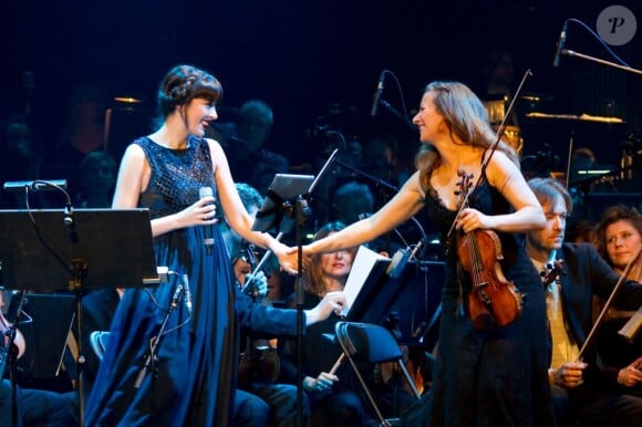 Nolwenn Leroy au côté d'Anne Gravoin, femme de Manuel Valls, en concert avec l'Orchestre symphonique de Vladimir Cosma au Grand Rex à Paris, le 23 mars 2013.