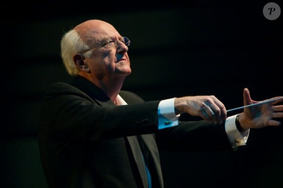 Le chef d'orchestre roumain et compositeur de musiques de films Vladimir Cosma en concert symphonique au Grand Rex à Paris, le 23 mars 2013.