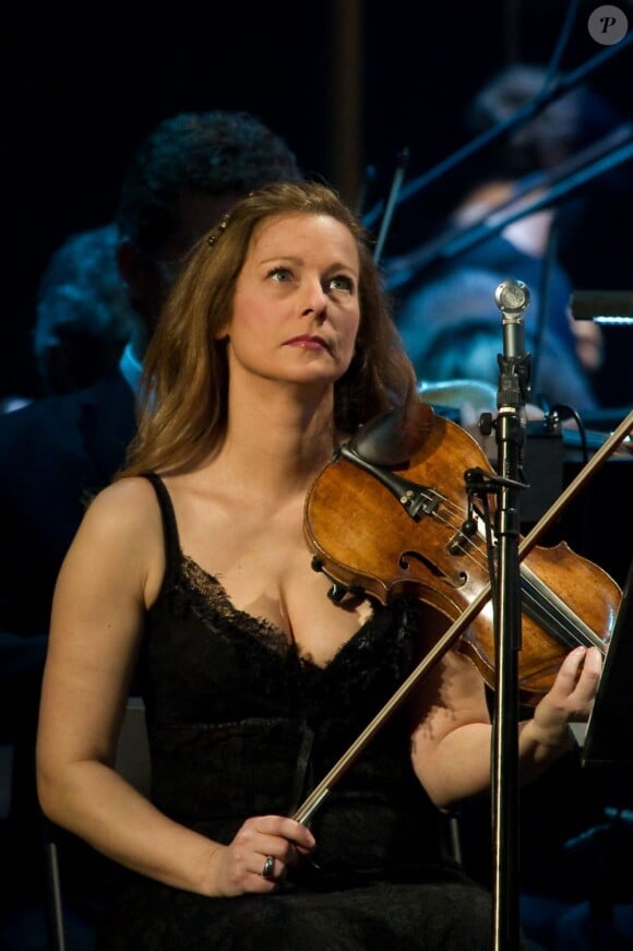 Anne Gravoin, femme de Manuel Valls, en concert avec l'Orchestre symphonique de Vladimir Cosma, compositeur de musiques de films, au Grand Rex à Paris, le 23 mars 2013.