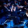 Nolwenn Leroy au côté d'Anne Gravoin (femme de Manuel Valls) en concert avec l'Orchestre symphonique de Vladimir Cosma, compositeur de musiques de films, au Grand Rex à Paris, le 23 mars 2013.