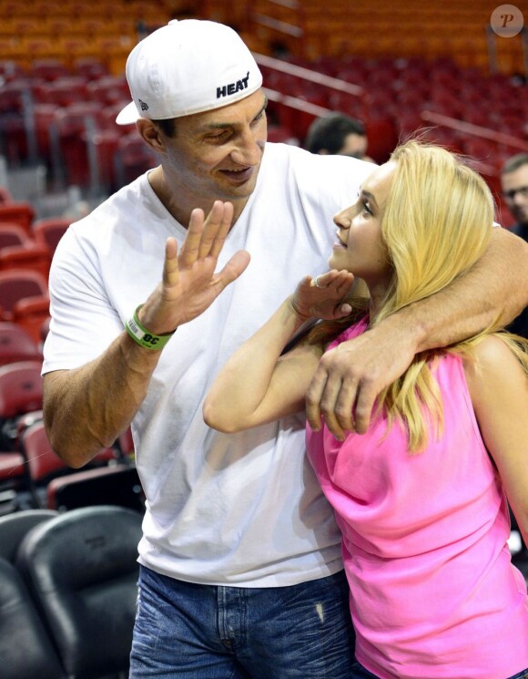 Hayden Panettiere et son petit ami Wladimir Klitschko assistent très amoureux à un match de basket à Miami, le 24 mars 2013.