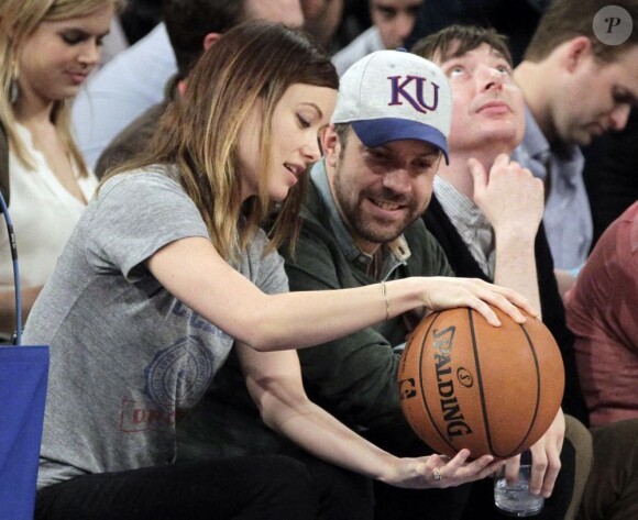 Olivia Wilde et son petit ami Jason Sudeikis à un match de basket opposant les Toronto Raptors aux New York Knicks au Madison Square Garden de New York, le 23 mars 2013.