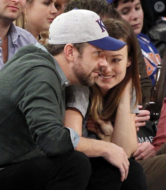 Olivia Wilde profite du match de basket opposant les Toronto Raptors aux New York Knicks avec son petit ami Jason Sudeikis, au Madison Square Garden de New York, le 23 mars 2013.