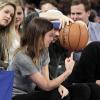 Olivia Wilde et son petit ami Jason Sudeikis lors d'un match de basket au Madison Square Garden de New York, le 23 mars 2013.