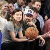Olivia Wilde et son petit ami Jason Sudeikis s'affichent amoureux au match de basket opposant les Toronto Raptors aux New York Knicks, au Madison Square Garden de New York, le 23 mars 2013.