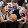 Olivia Wilde et son petit-ami Jason Sudeikis s'affichent amoureux au match de basket opposant les Toronto Raptors aux New York Knicks, au Madison Square Garden de New York, le 23 mars 2013.