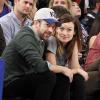 Olivia Wilde et son petit ami Jason Sudeikis s'affichent amoureux au match de basket opposant les Toronto Raptors aux New York Knicks, au Madison Square Garden de New York, le 23 mars 2013.