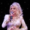 Dolly Parton chante durant le Festival des Nations, au parc Dollywood à Pigeon Forge, dans le Tennessee, le 23 mars 2013.